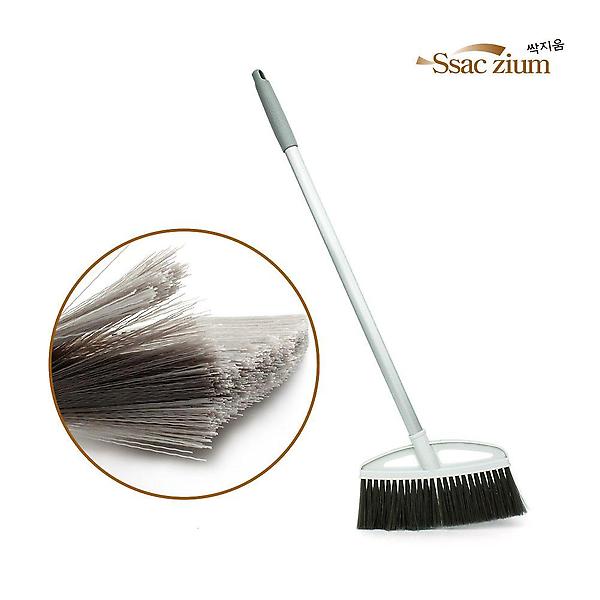  자루라 길어서 편리한 빗자루